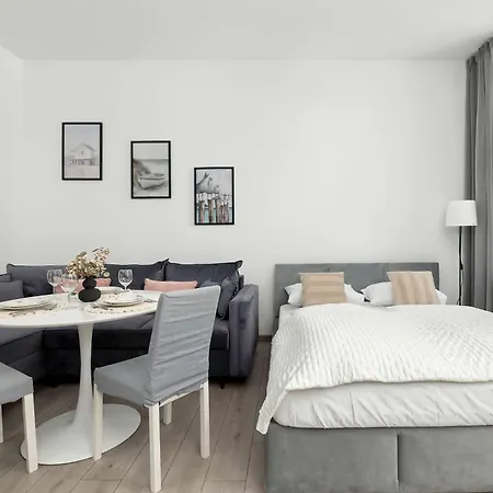 Apartmán Cozy With Workspace Near The By Renters