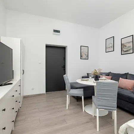 Cozy With Workspace Near The By Renters Apartmán *