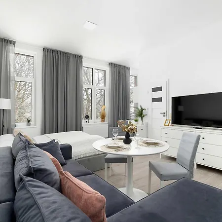 Cozy With Workspace Near The By Renters Apartmán *