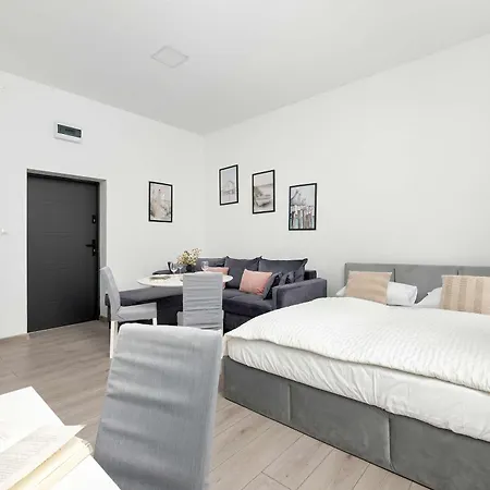 Appartamento Cozy With Workspace Near The By Renters
