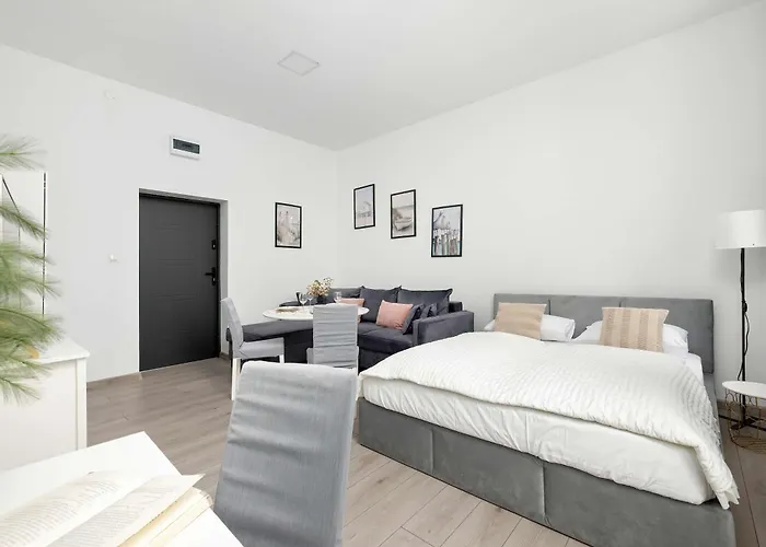 Apartmán Cozy With Workspace Near The By Renters