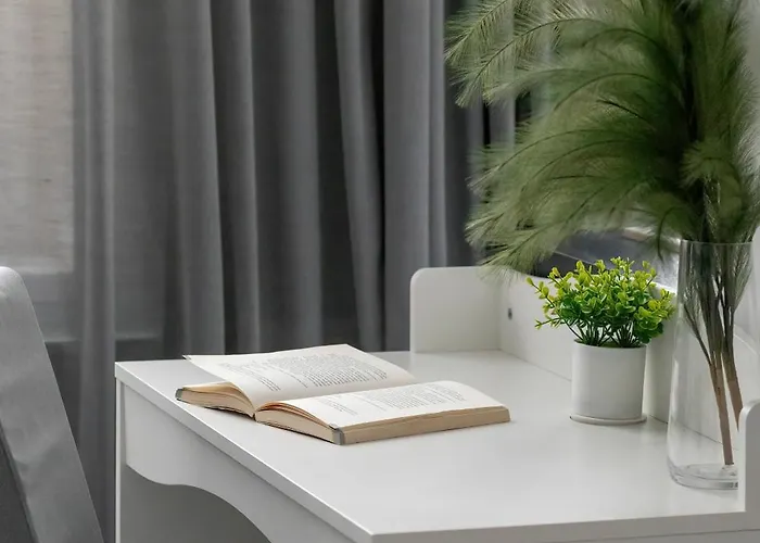 Apartmán Cozy With Workspace Near The By Renters *